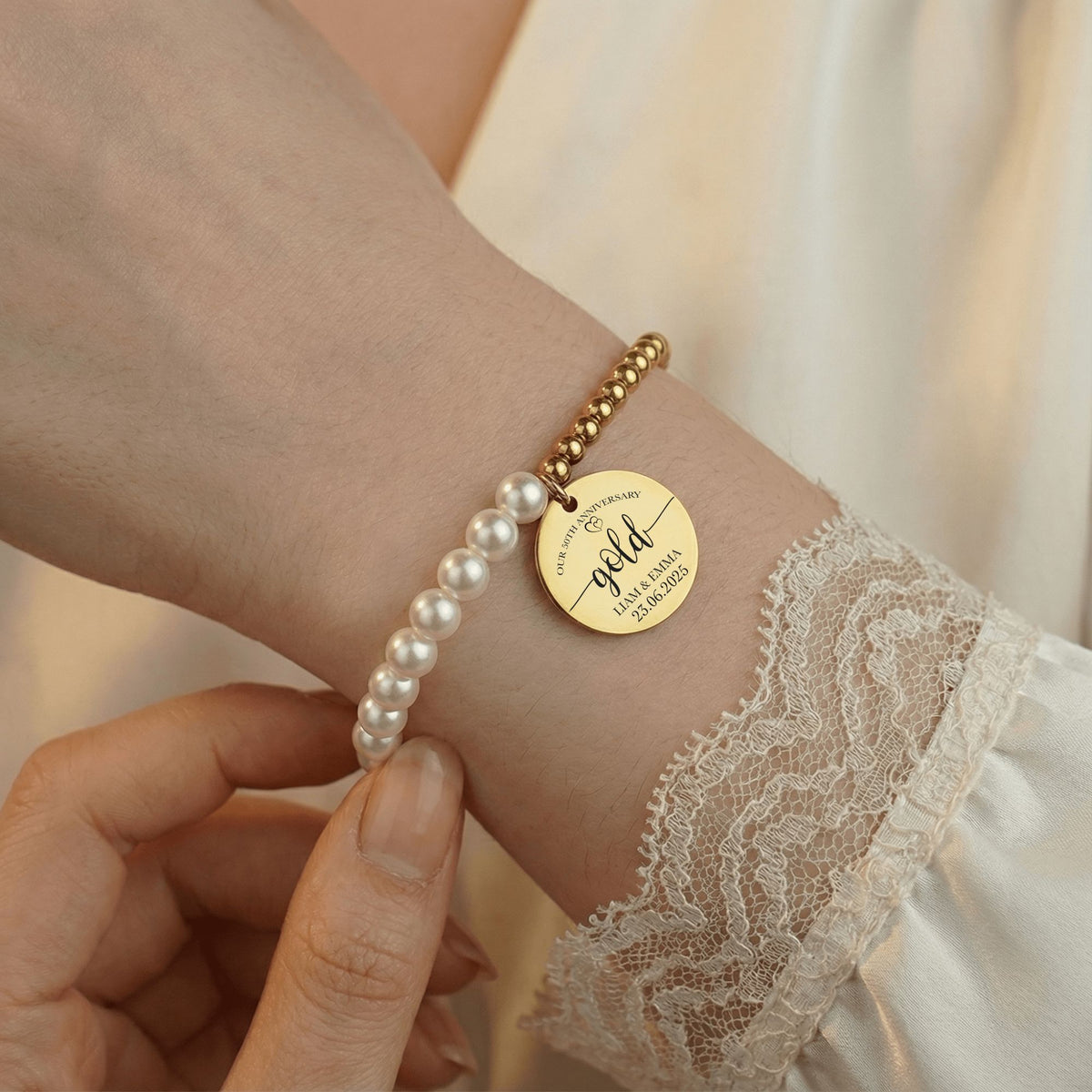 Bracelet perles nacrées et pièce dorée gravable
