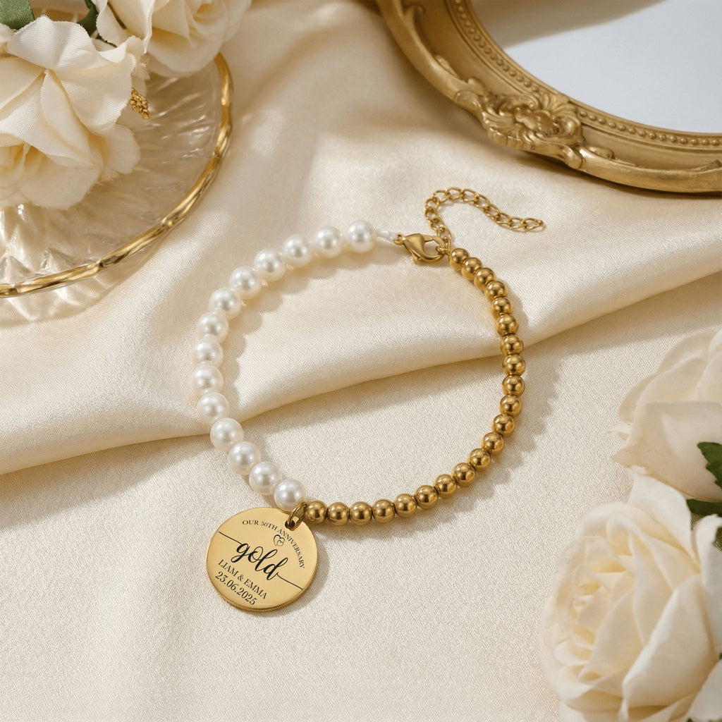 Bracelet perles nacrées et pièce dorée gravable