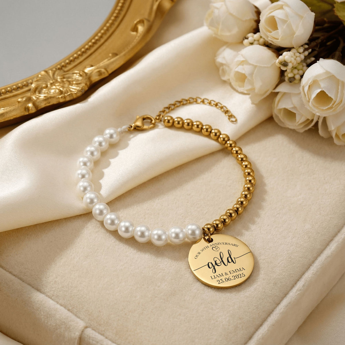 Bracelet perles nacrées et pièce dorée gravable